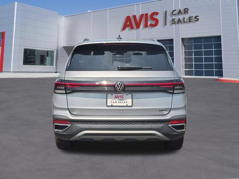 Used 2025 Volkswagen Taos SE AWD/4WD image 7