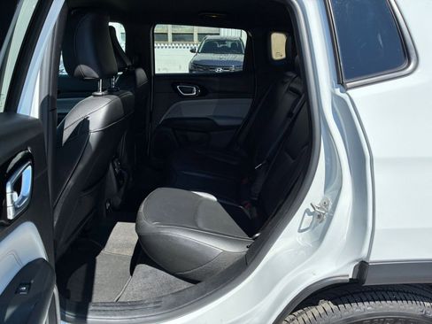 Used 2025 Jeep Compass Limited image 27