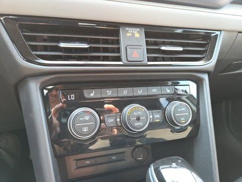 Used 2024 Volkswagen Taos SE image 16