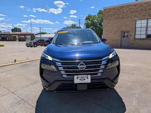 Used 2025 Nissan Rogue SV AWD/4WD image 3