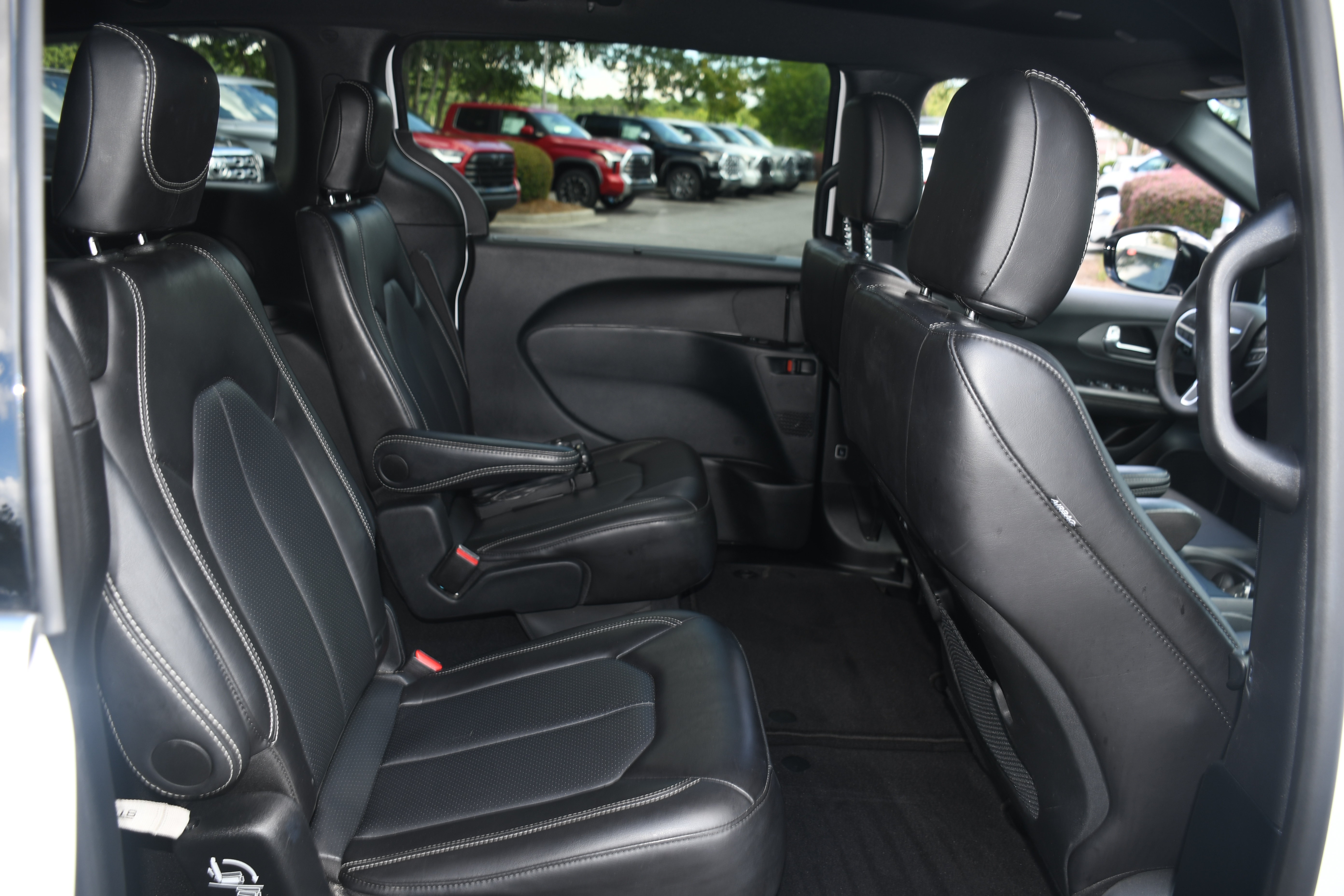 Used 2025 Chrysler Pacifica Select FWD image 19