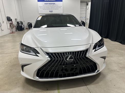 Used 2025 Lexus ES 350 Luxury w/ Accessory Package (Z1) image 3