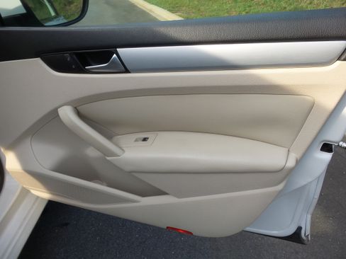 Used 2012 Volkswagen Passat 2.5 SE FWD image 47