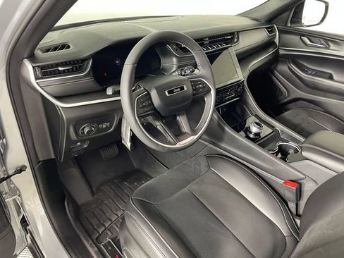 Used 2023 Jeep Grand Cherokee Altitude AWD/4WD image 3