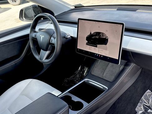 Used 2022 Tesla Model Y Long Range image 31