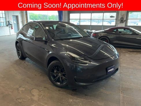 Used 2024 Tesla Model Y Long Range AWD/4WD image 1