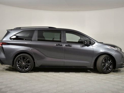 Used 2025 Toyota Sienna XSE w/ XSE Plus Package image 3