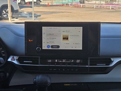 Used 2025 Toyota Sienna LE image 18