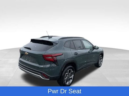 Used 2025 Chevrolet Trax LT w/ LT Convenience Package image 6