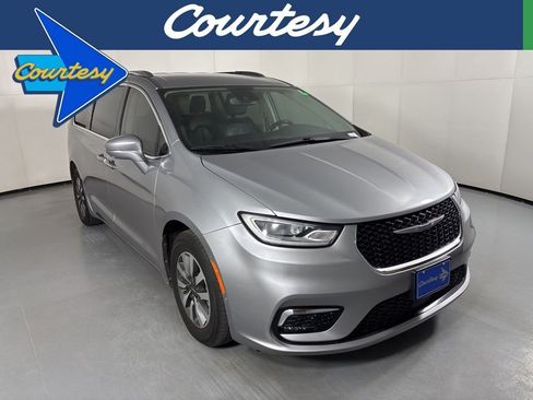 Used 2021 Chrysler Pacifica Touring-L FWD image 1