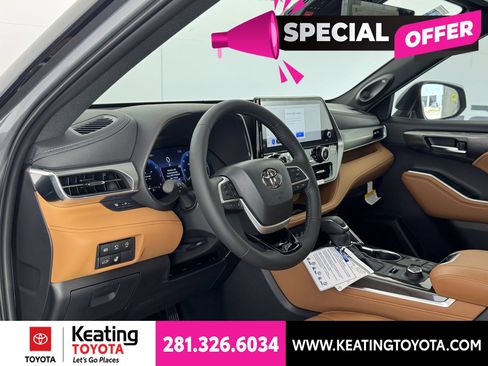 New 2026 Toyota Highlander Platinum AWD/4WD image 2