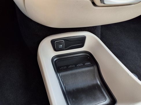 Used 2023 Chrysler Pacifica Touring-L FWD image 13