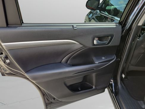 Used 2019 Toyota Highlander SE AWD/4WD image 25