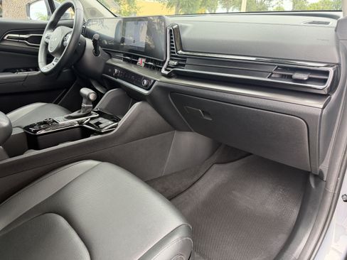 Used 2025 Kia Sportage EX FWD image 11
