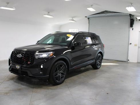 Used 2025 Ford Explorer ST image 4