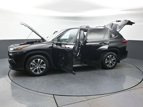 Used 2023 Toyota Highlander XLE AWD/4WD image 45
