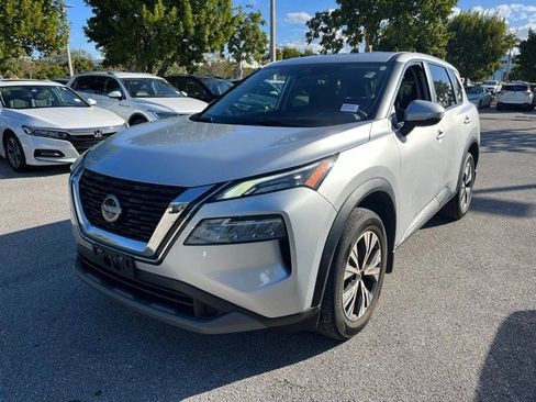 Used 2022 Nissan Rogue SV image 2