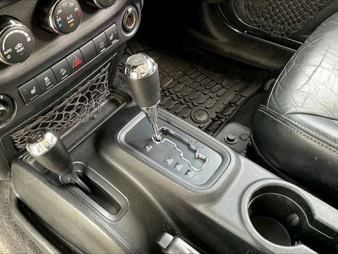 Certified 2018 Jeep Wrangler Unlimited Sahara AWD/4WD image 29