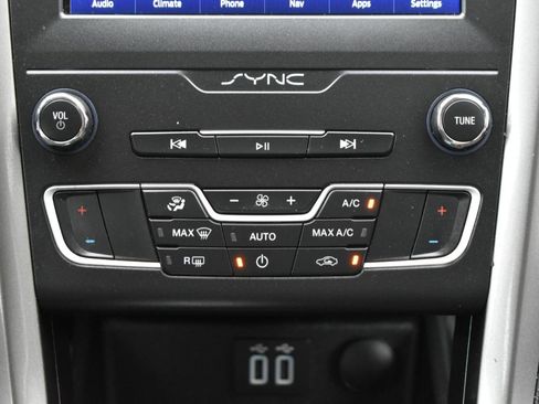 Used 2020 Ford Fusion SE FWD image 18