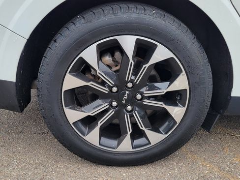 Used 2023 Kia Carnival EX FWD image 5