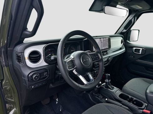 Used 2024 Jeep Wrangler Unlimited Sahara w/ Technology Group AWD/4WD image 10