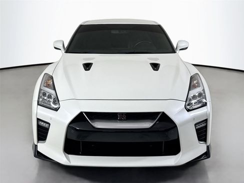 Used 2020 Nissan GT-R Premium image 11