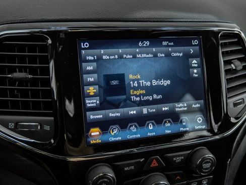 Used 2020 Jeep Grand Cherokee Laredo image 26