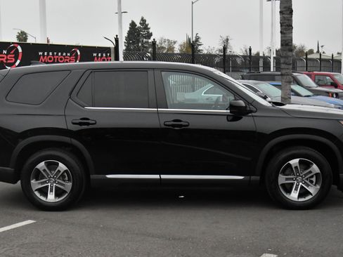 Used 2025 Honda Pilot EX-L image 9