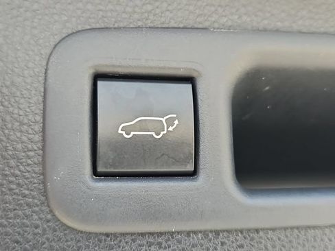 Used 2022 Toyota Highlander Limited FWD image 17