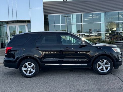 Used 2017 Ford Explorer XLT w/ Equipment Group 202A AWD/4WD image 36