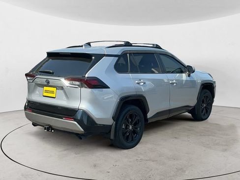 Used 2022 Toyota RAV4 SE w/ Convenience Package AWD/4WD image 5