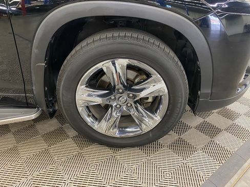 Used 2019 Toyota Highlander Limited Platinum AWD/4WD image 2