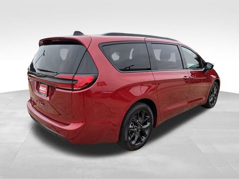 New 2026 Chrysler Pacifica Select w/ S Appearance Package image 5