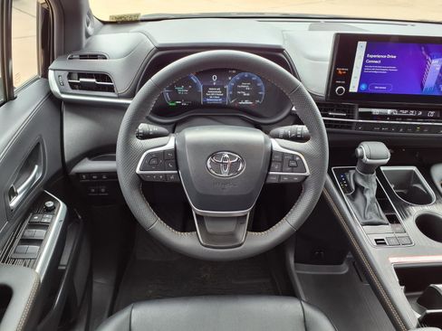 Certified 2025 Toyota Sienna XLE Woodland Edition image 15