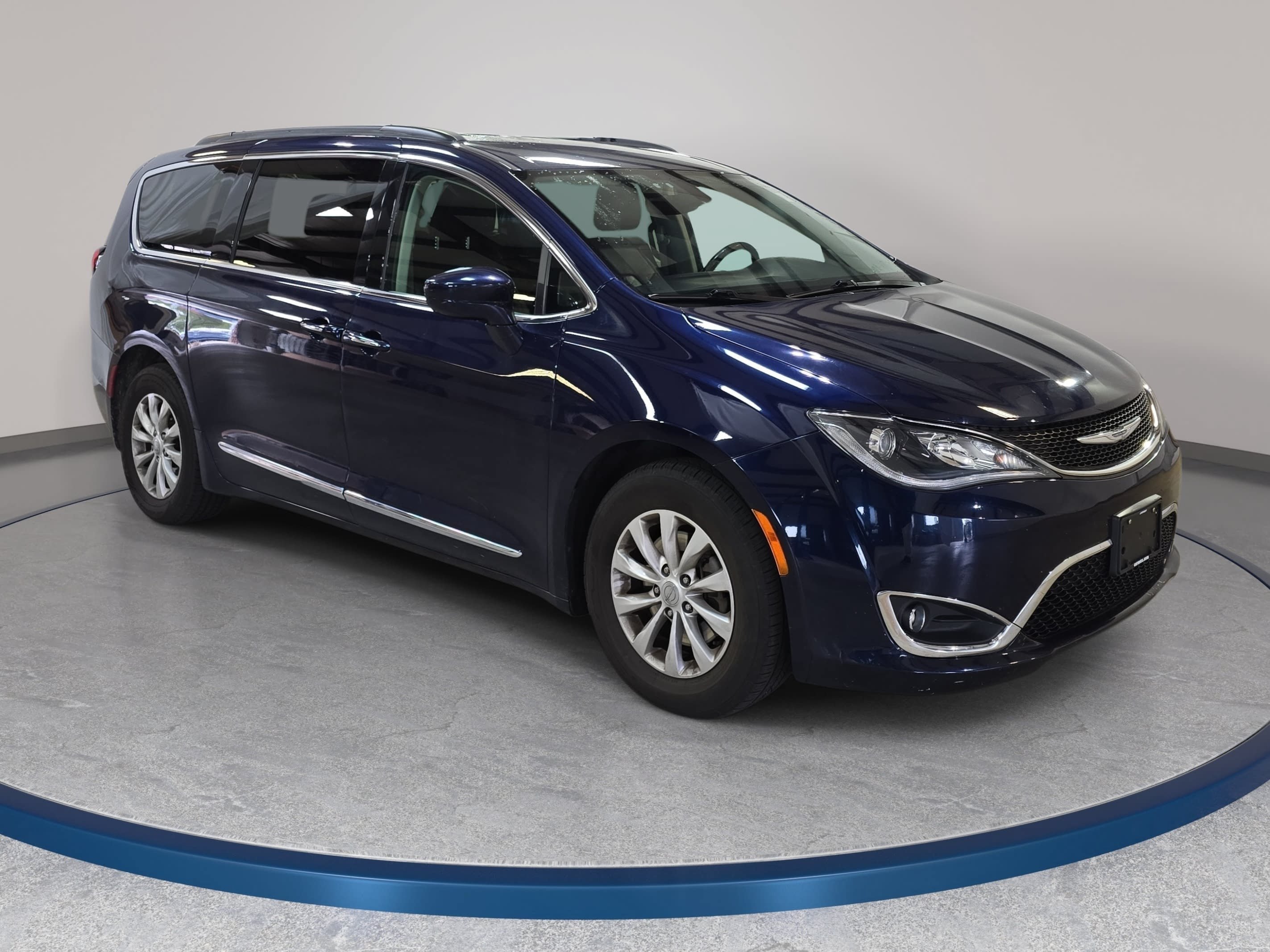 Used 2017 Chrysler Pacifica Touring-L FWD image 4