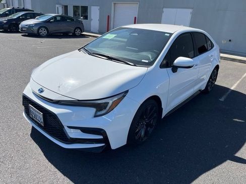 Used 2025 Toyota Corolla SE FWD image 3