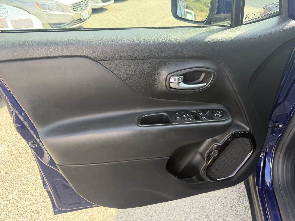Used 2017 Jeep Renegade Altitude FWD image 8
