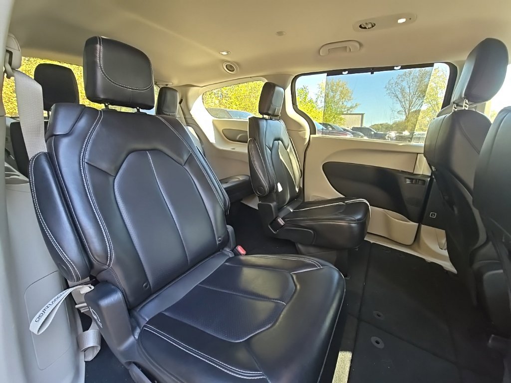 Used 2023 Chrysler Pacifica Touring-L FWD image 22