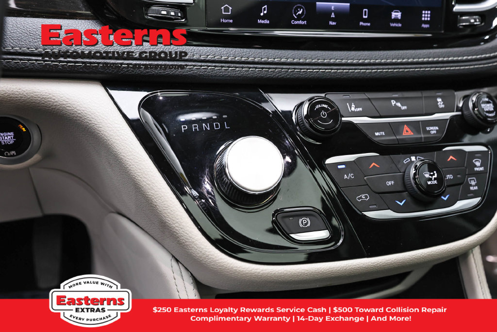 Used 2023 Chrysler Pacifica Limited FWD image 14