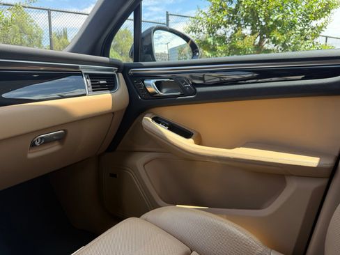 Certified 2017 Porsche Macan AWD/4WD image 24