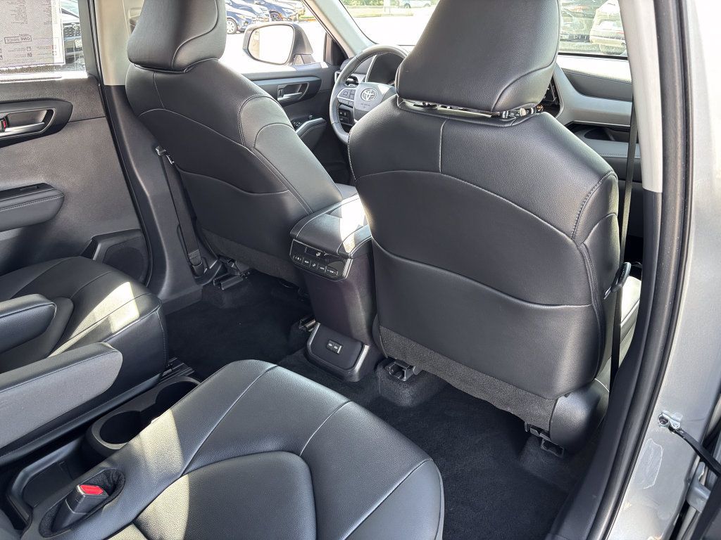 Used 2025 Toyota Highlander XLE AWD/4WD image 42