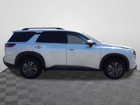 Used 2025 Nissan Pathfinder SV FWD image 4
