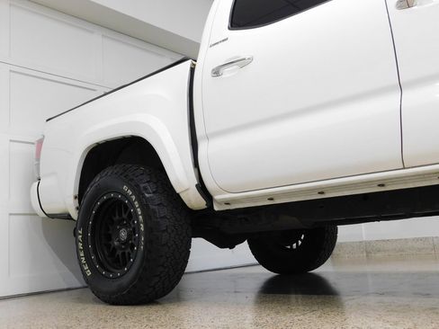 Used 2017 Toyota Tacoma Limited image 9