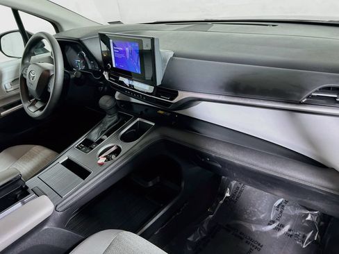 Certified 2025 Toyota Sienna LE FWD image 26