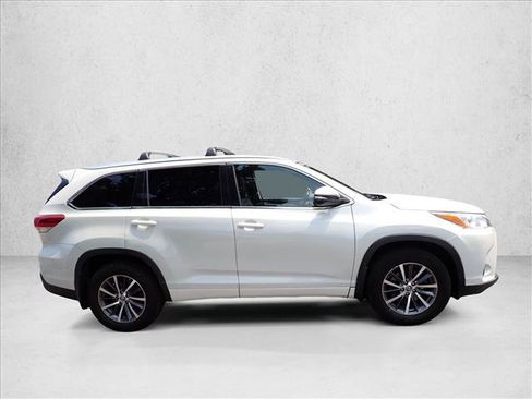 Used 2017 Toyota Highlander XLE AWD/4WD image 5