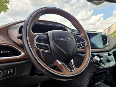 Used 2017 Chrysler Pacifica Limited FWD image 23