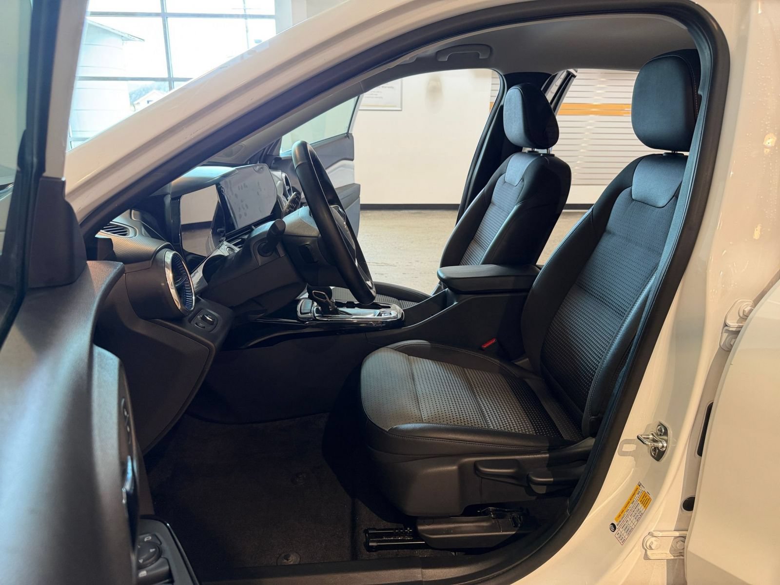 Used 2025 Chevrolet Trax LT w/ LT Convenience Package FWD image 25