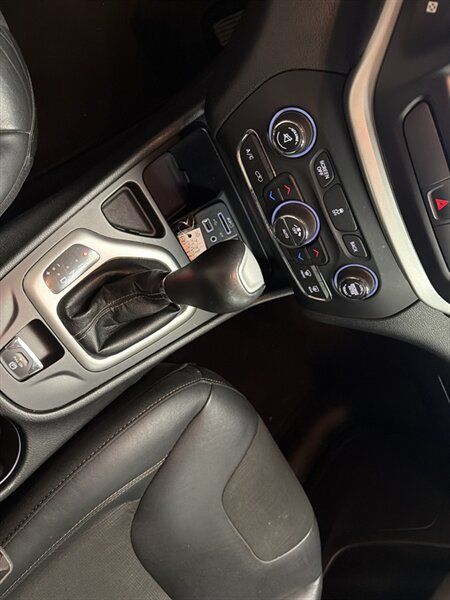 Used 2018 Jeep Cherokee Latitude Plus w/ Comfort/Convenience Group FWD image 27