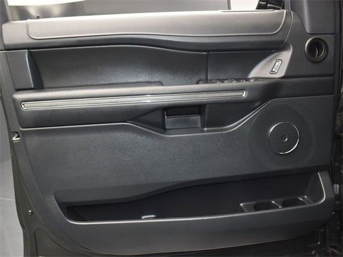 Used 2022 Ford Expedition XLT image 17