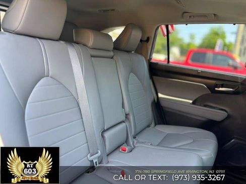 Used 2021 Toyota Highlander XLE AWD/4WD image 10